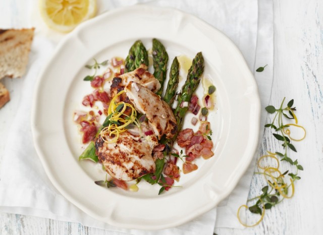 Broileria, parsaa ja pekonia