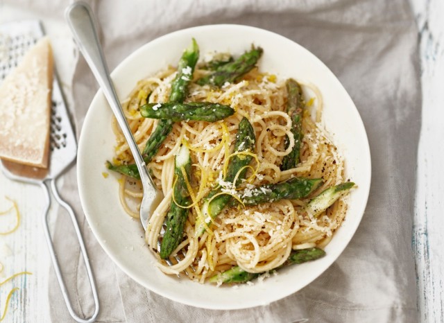 Keväinen pasta maistuu parsalta ja sitruunalta