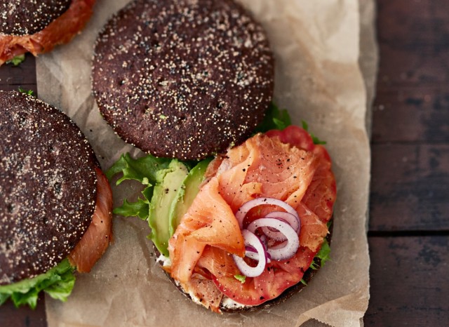 Reissumies rakastaa kylmäsavulohta