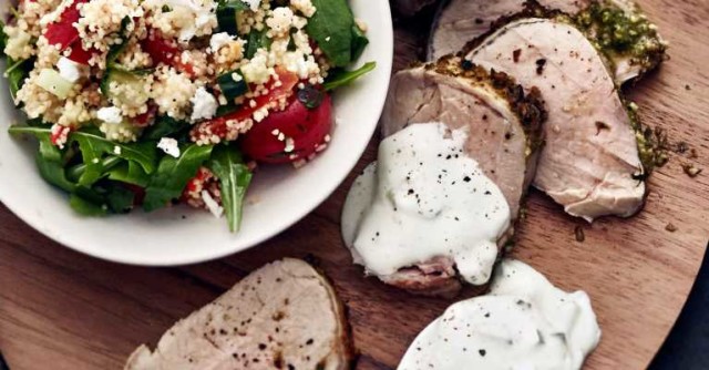 Raikas kuskussalaatti käy grillilihan kaveriksi