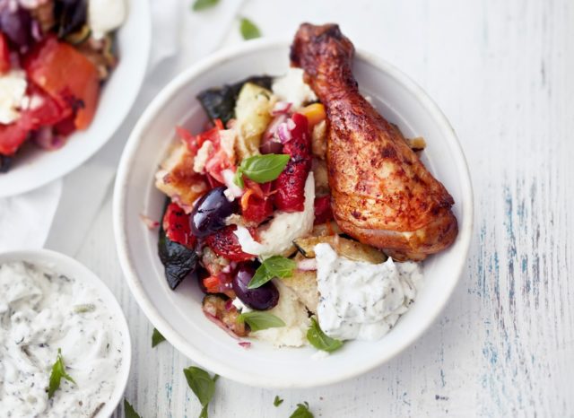 Mutkattoman maukasta: broilerin koivet ja italialainen leipäsalaatti