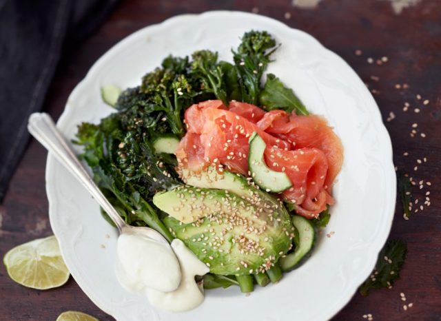 Kirjolohisalaatti ja wasabi-jogurtti