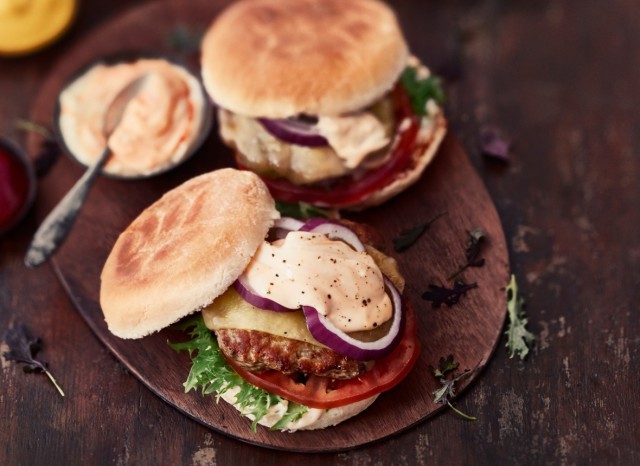 Cheddar ja chili maustavat hampurilaisen