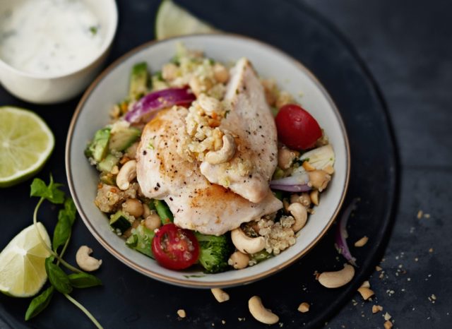 Kvinoasalaatti on kesäruokaa