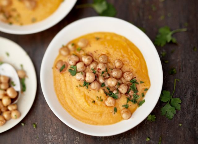 Paahdetut kikherneet viimeistelevät keiton