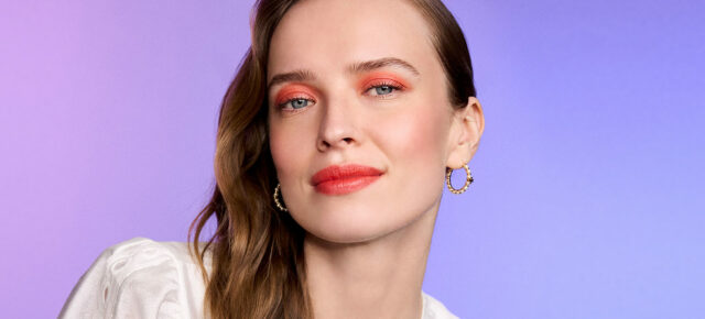 Kevään kauneustrendit: <br>monokromaattinen meikki ja rennot laineet
